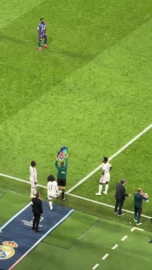 0尝试过人!维尼修斯主动在场边等待被换下,安静得让人不习惯!