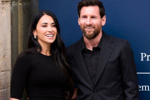 为巴萨球衣签名!梅西与安东内拉正装出席受热烈欢迎,明天领奖